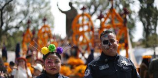 Más de mil 100 agentes vigilan la tradicional Noche de Muertos: Bedolla