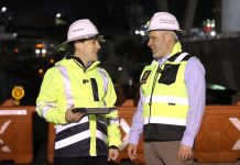 Supervisa Bedolla colocación de trabe en distribuidor vial de salida a Pátzcuaro