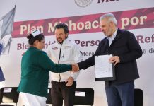 Certeza laboral para reforzar servicios de salud; Bedolla y Zoé Robledo entregan bases a 270 trabajadores del IMSS
