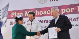 Certeza laboral para reforzar servicios de salud; Bedolla y Zoé Robledo entregan bases a 270 trabajadores del IMSS