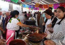 Cocineras tradicionales presentes en el Tianguis Artesanal de Domingo de Ramos