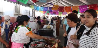 Cocineras tradicionales presentes en el Tianguis Artesanal de Domingo de Ramos