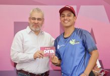 Bedolla entrega tarjetas SIM y chips de D4TA, datos gratis a estudiantes del Tec de Huetamo