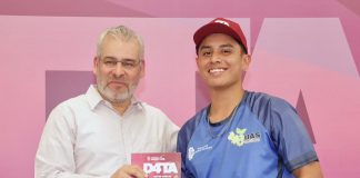 Bedolla entrega tarjetas SIM y chips de D4TA, datos gratis a estudiantes del Tec de Huetamo