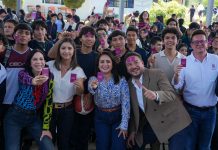 Gladyz Butanda entrega tarjetas del teleférico en Cecytem Uruapan