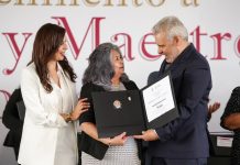Bedolla reactiva pagos por defunción y premia décadas de labor docente