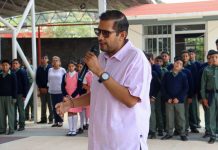 Entrega Conrado Paz obras y apoyos a escuelas y docentes