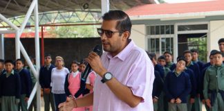 Entrega Conrado Paz obras y apoyos a escuelas y docentes