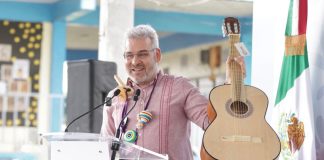 Más de 10 mil guitarras de Paracho llegarán a secundarias de Michoacán: Bedolla