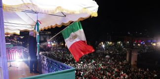 Entre familias y fervor patrio, Bedolla da el Grito de Independencia en el Centro Histórico