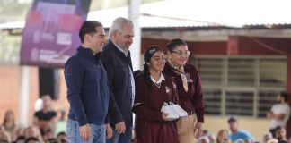 Inicia Bedolla entrega de 202 mil pares de tenis a estudiantes de secundaria