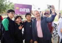 Entrega Bedolla chips D4TA datos gratis a estudiantes del Cecytem en Morelia