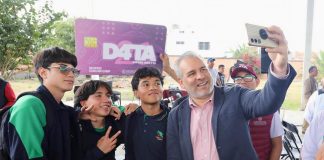 Entrega Bedolla chips D4TA datos gratis a estudiantes del Cecytem en Morelia